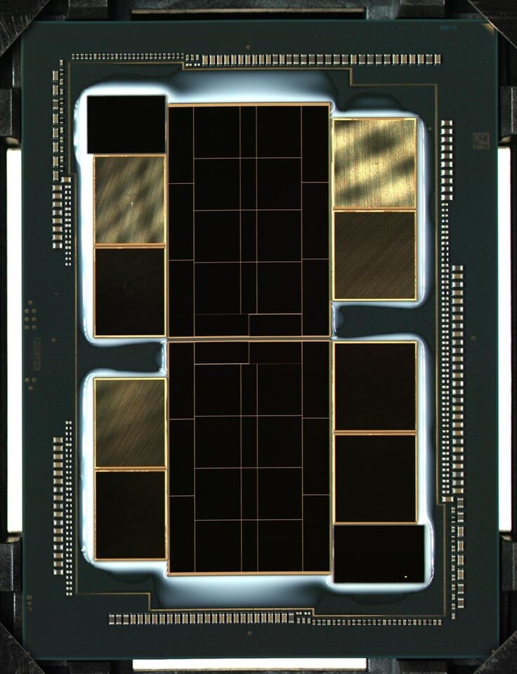 Image 1 : Raja Koduri montre un GPU Xe HPC à deux ‘tiles’